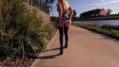 Сексуальная блондинка в чулках устроила мастурбацию на природе #7