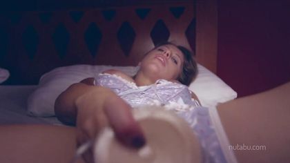 Пьяная девка в корсете сует пластиковый дилдо на кровати в пизду #10